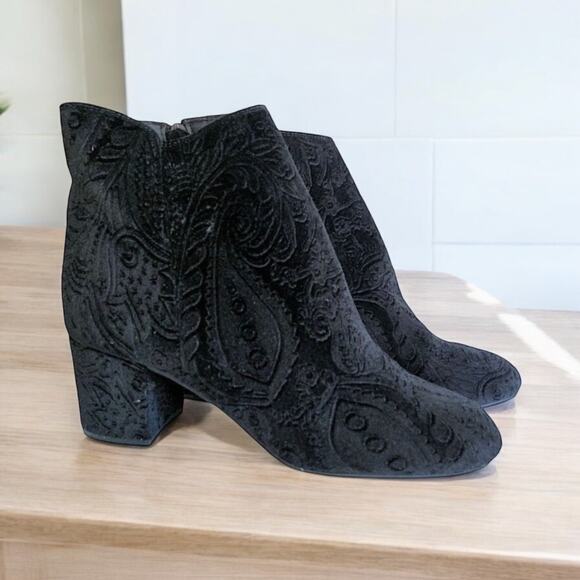 Zigi Soho Black Paisley Velvet Booties Womens Sz 8.5 Nydia Embossed Ankle Boots - Picture 1 of 10